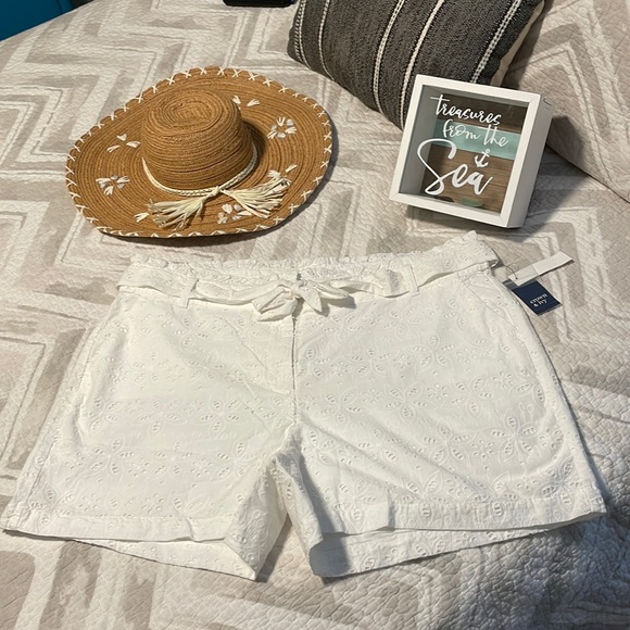 NWT Crown & Ivy White Eyelet Shorts 16 - Picture 2 of 13